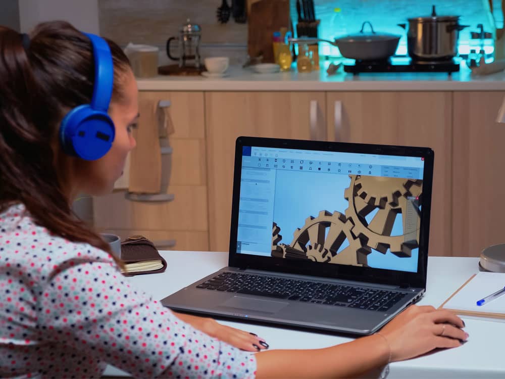 Une femme qui fait de l'animation 3D sur son ordinateur