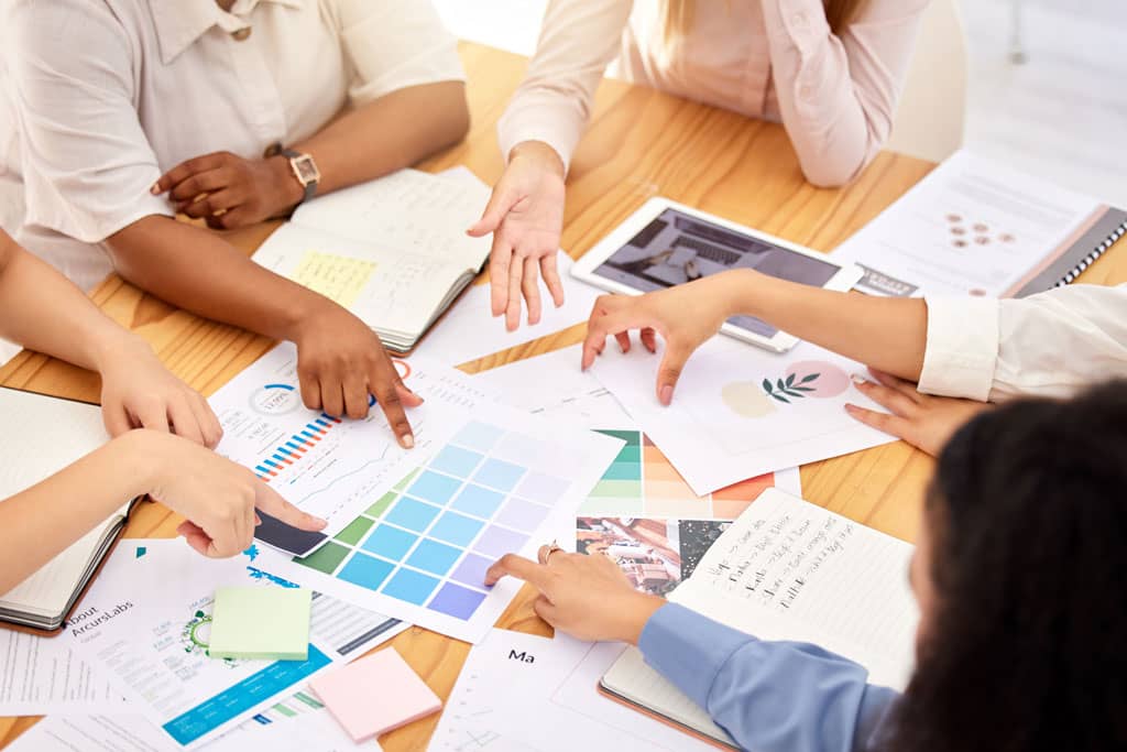 équipe marketing qui choisi les couleurs de la marque d'assurance dans la stratégie branding pour assurance