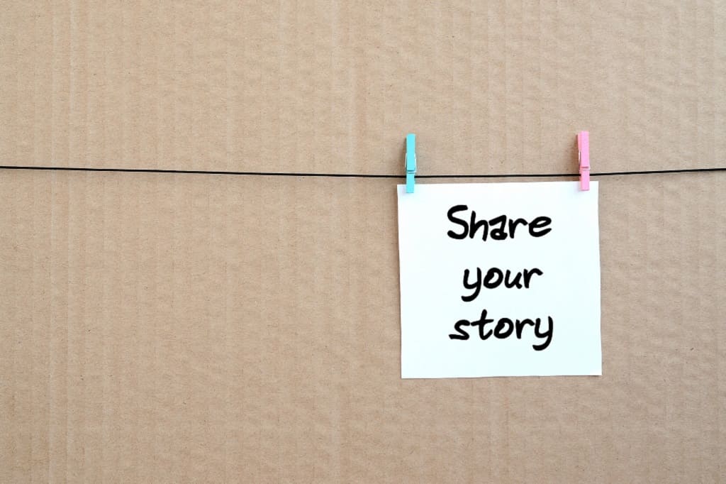 Article carrousel sur facebook - Un message sur un bout de papier disant Share your story.