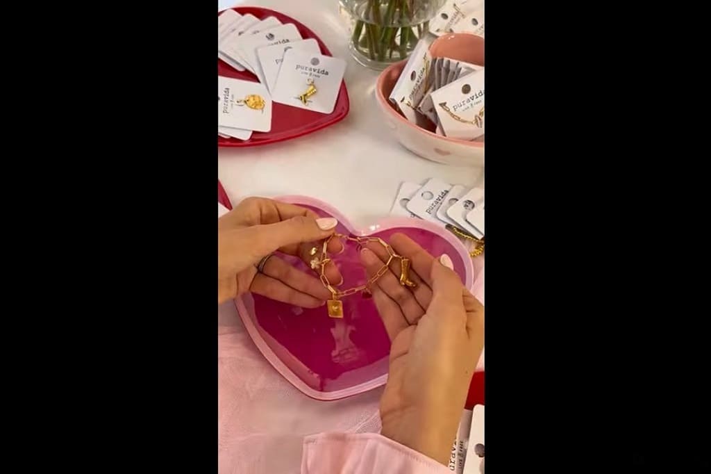 Article carrousel sur facebook - Capture d'écran produits Pura Vida