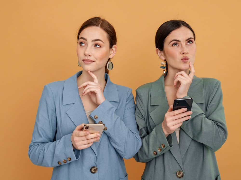 Article cible tiktok - deux femmes pensives tenant leur téléphone