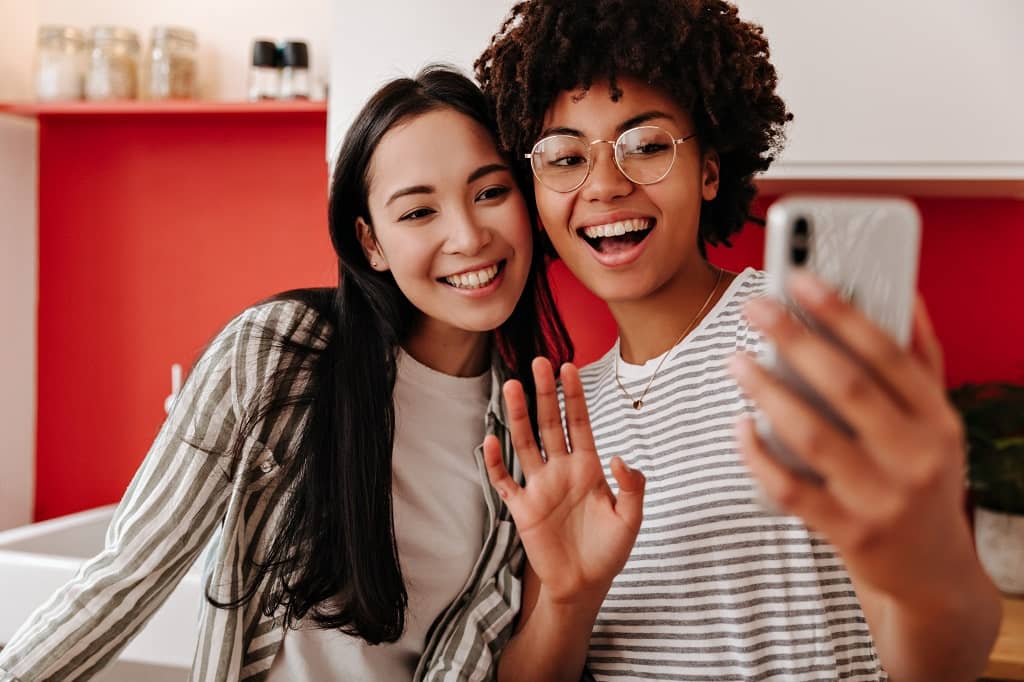 Article comment avoir des abonnés sur tiktok - deux femmes souriantes se filmant