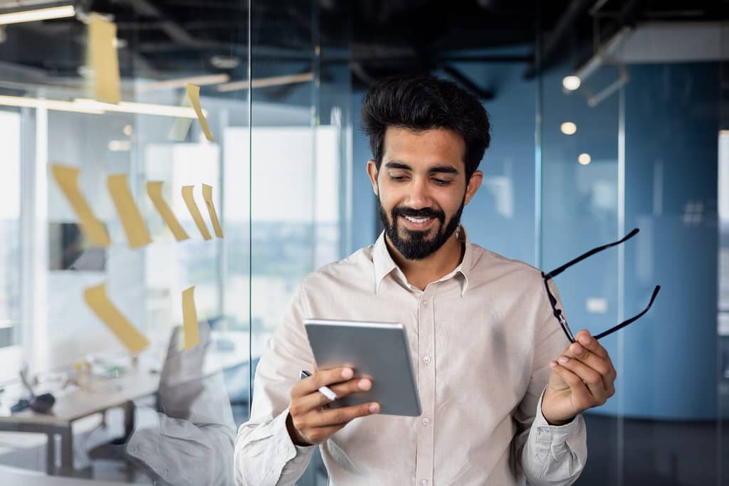 Article comment faire un live sur facebook - Un homme ravi d'analyser les statistiques relatifs à un live facebook