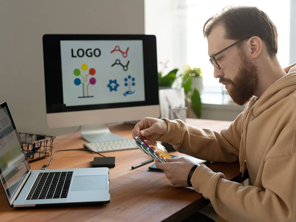 un homme en train de créer un logo