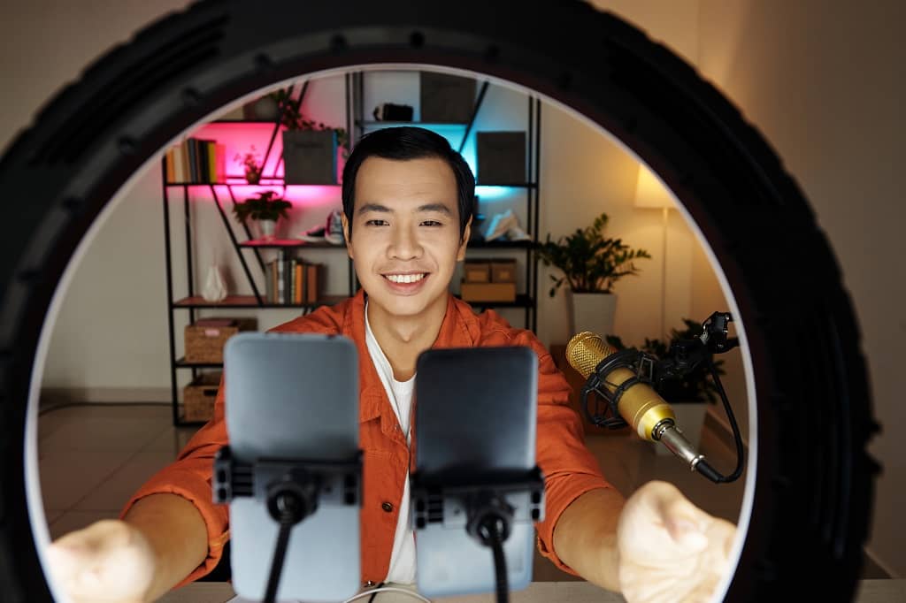 Article faire un reel sur instagram - Jeune homme qui se filme dans l but de créer un Reel