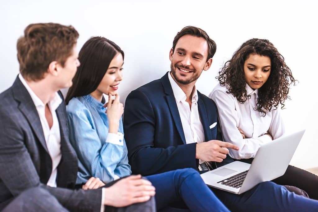 Article faire un reel sur instagram - Une équipe qui visionne un Reel