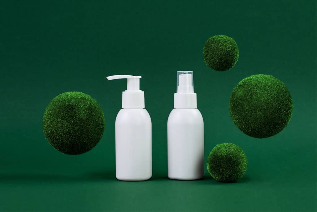 Article packshot 3D - Un packshot de deux cosmétiques sur fond vert