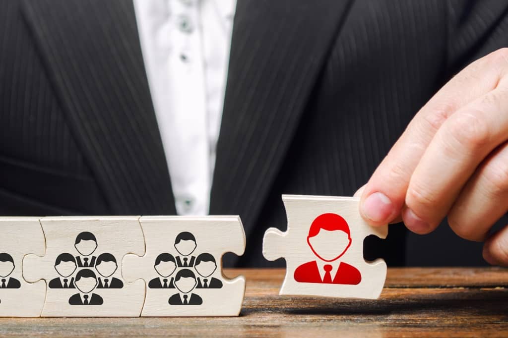Article LinkedIn prospection - Connexion d'un puzzle avec des représentations de profils de personnes 
