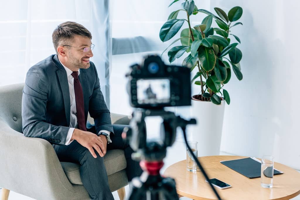 Article reportage vidéo - Un collaborateur partage son expérience devant la caméra